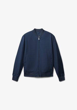 Marineblaue Bomberjacke aus einem glatten, leichten Stoff. Verfügt über einen durchgehenden Reißverschluss, einen gerippten Kragen und zwei Seitentaschen.