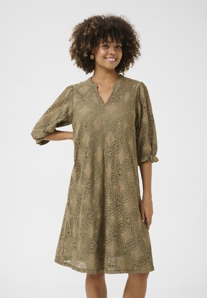 Robe vert olive avec un décolleté en V, des manches bouffantes trois-quarts et des détails en dentelle florale. Forme évasée, longueur genoux, tissu texturé.