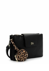 Borsa a tracolla in pelle nera con finitura texturizzata, dettagli in oro e una pochette staccabile con stampa leopardo attaccata da una strap.