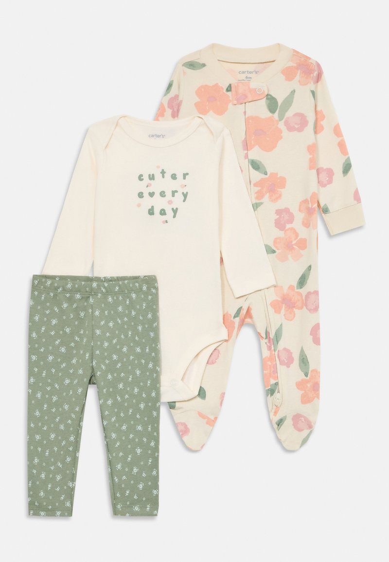 Dreiteiliges Baby-Outfit-Set: Cremfarbener Body mit grüner Schrift, ein blumengemusterter Overall in Pastellfarben und grüne Leggings mit weißen Blumen.
