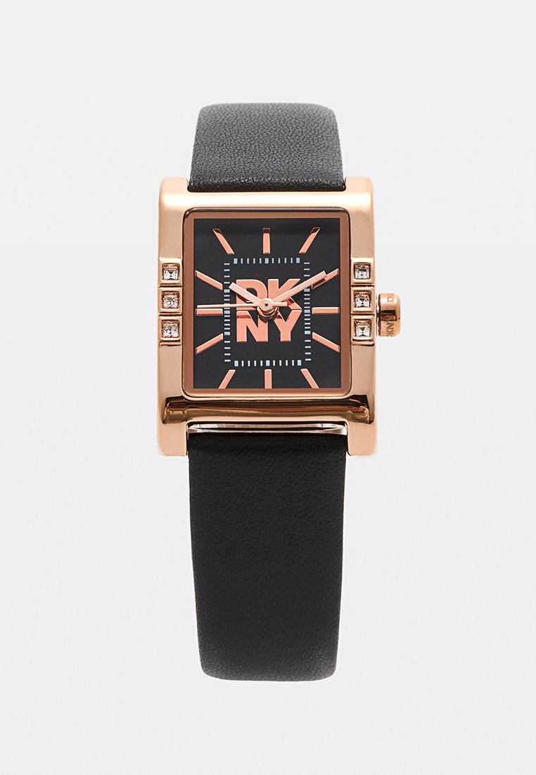Orologio rettangolare con quadrante nero e dettagli in oro rosa. Cinturino in pelle nera. Presenta dettagli in cristallo e indici delle ore ben visibili.