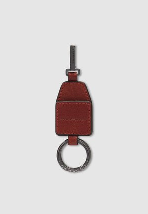 Portachiavi in pelle marrone con placchetta quadrata cucita, clip metallica in alto e anello portachiavi rotondo in metallo in basso, con logo "Piquadro".