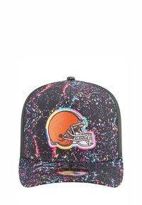 Schwarze Snapback-Basecap mit buntem Farbspritzmuster. Auf der Vorderseite befindet sich ein gesticktes oranges Fußballhelm-Logo.