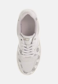 Sneaker bianca con tomaia in pelle liscia, dettagli decorativi a motivo e logo metallico "GUESS". Caratterizzata da punta arrotondata e chiusura con lacci piatti.