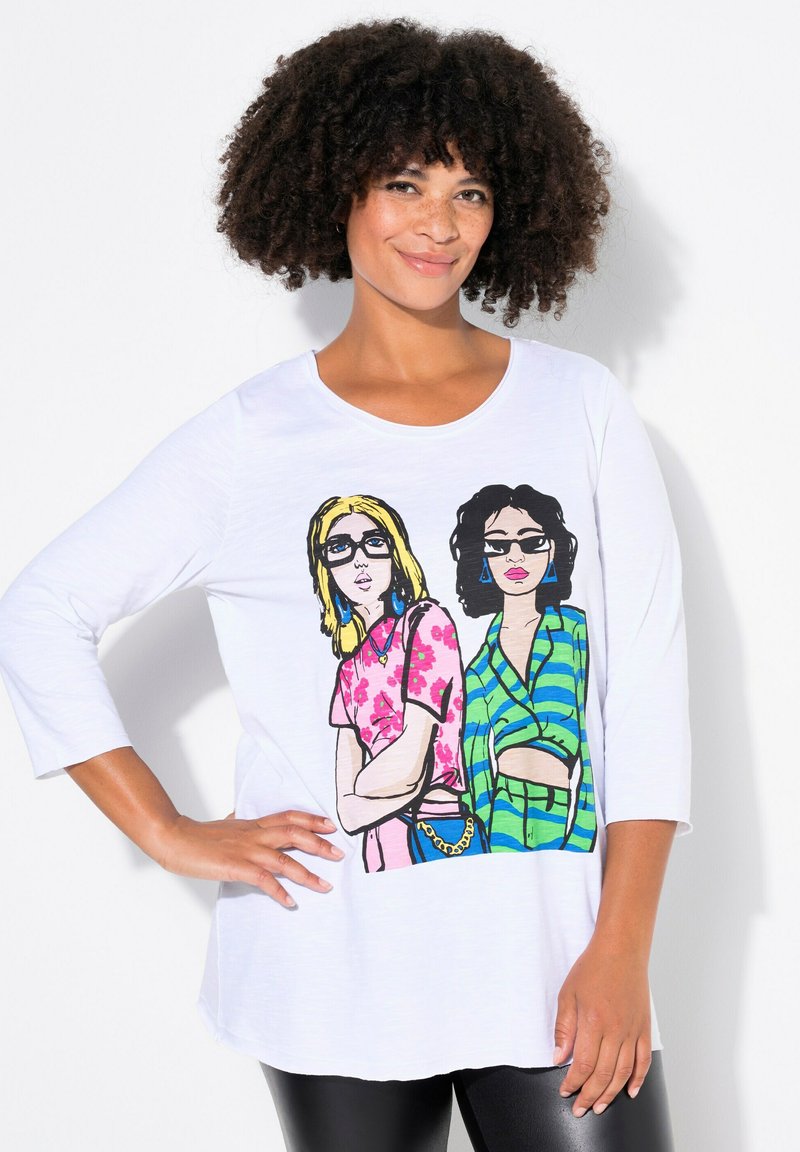 Witte langerm T-shirt met een grafische print van twee gestileerde vrouwen, de ene in roze bloemen en de andere in groene strepen, beiden met een bril.