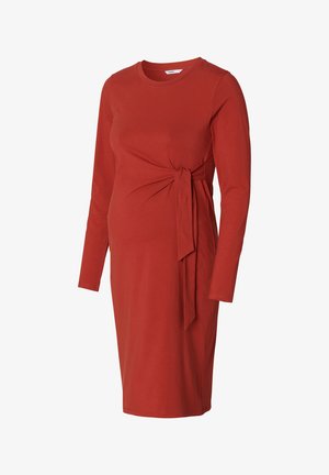 Rotes langärmeliges Umstandskleid aus weichem Stoff mit einer figurbetonten Silhouette, ausgestattet mit einem seitlichen Bindeband und einem runden Ausschnitt.