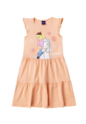 Robe sans manches couleur pêche avec épaules à volants, jupe à étages, et illustration d'une fille sur un cheval blanc parmi des motifs floraux.