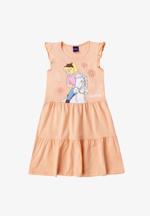 Pfirsichfarbenes ärmelloses Kleid mit gerafften Schultern, gestuftem Rock und einem Aufdruck eines Mädchens auf einem weißen Pferd zwischen Blumenmustern.