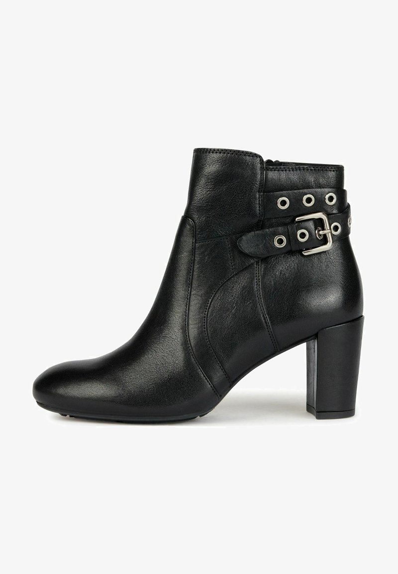 Stivale alla caviglia in pelle nera con punta arrotondata, zip laterale e dettaglio con fibbia in metallo argentato. Tacco alto robusto. Superficie liscia.