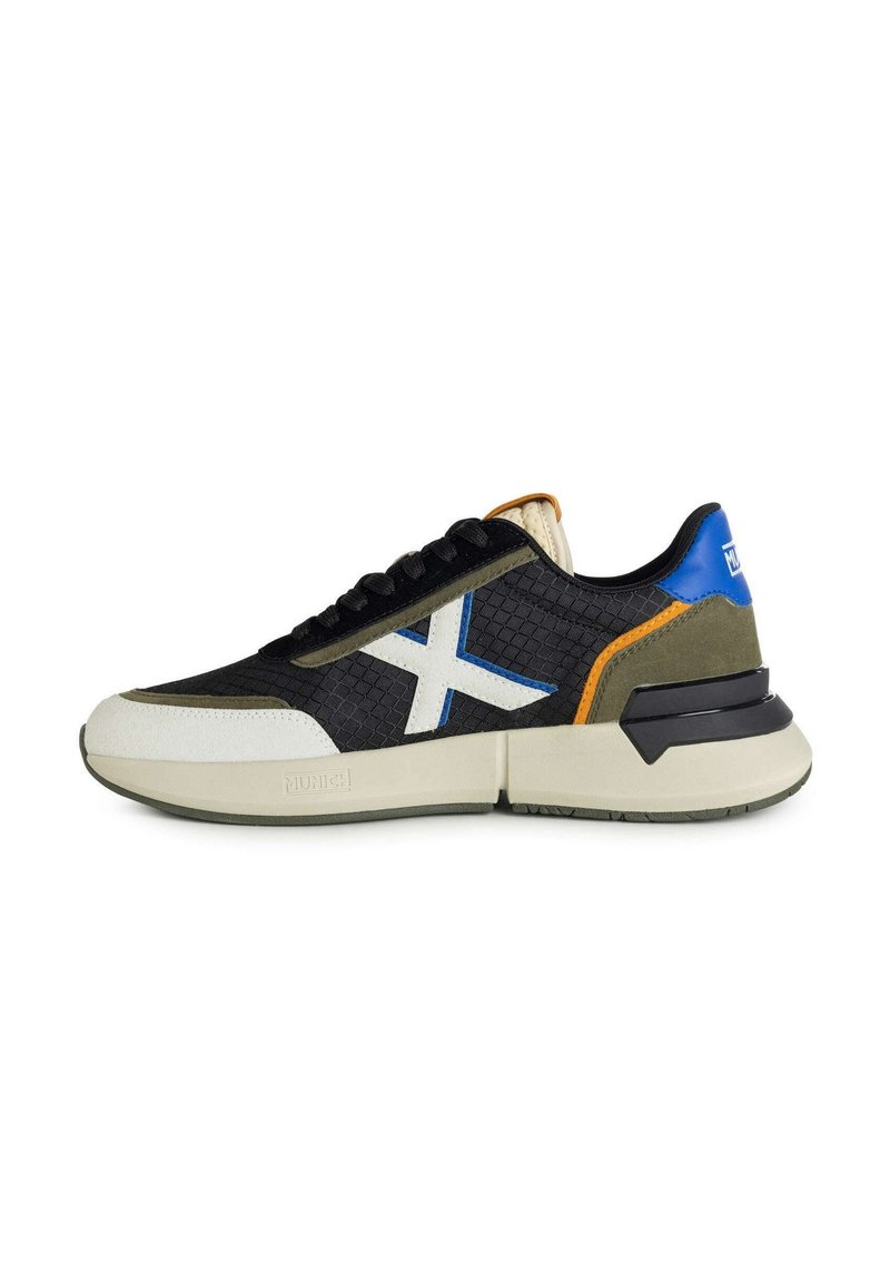 Sneaker nere e oliva con pannelli in rete e pelle, accenti bianchi, dettagli blu e arancioni, e una suola in gomma spessa.