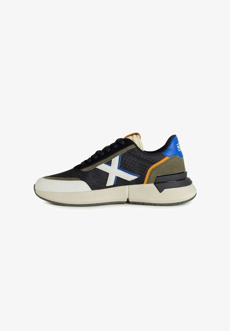 Sneaker nere e oliva con pannelli in rete e pelle, accenti bianchi, dettagli blu e arancioni, e una suola in gomma spessa.
