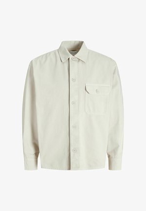 Camicia a maniche lunghe bianco sporco con colletto e una tasca con pattina a bottone sul lato sinistro del petto.
