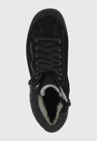 Stivaletto in suede nero con chiusura a lacci, fodera in lana grigia e suola in gomma. Caratterizzato da dettaglio con zip laterale per una facile calzata.