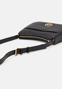 Černá kožená krosbody taška se zipovým uzávěrem, zlatými doplňky, nastavitelným popruhem a texturovaným povrchem s vyznačeným logem.