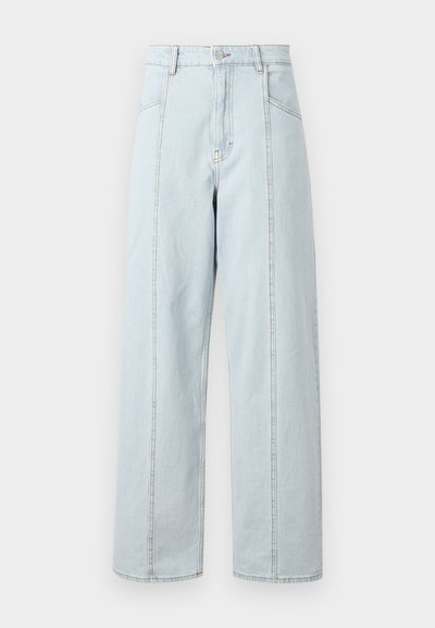Lyseblå denim vidbukser med høy livhøyde, som har to frontlommer, rette sømmer og synlige stikninger.