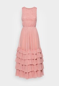 Rosa ärmlös klänning med ett texturerat bodi och lager av volanger i kjolen. Tyget är mjukt, med en inringad midja och en flödande silhuett.