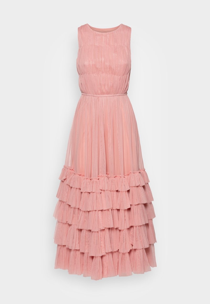 Rosa ärmlös klänning med ett texturerat bodi och lager av volanger i kjolen. Tyget är mjukt, med en inringad midja och en flödande silhuett.