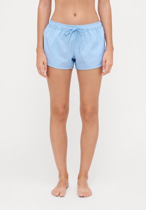 Shorts de bain bleu clair en nylon, avec une taille élastique et un cordon de serrage, et une coupe décontractée qui s'arrête au milieu de la cuisse.