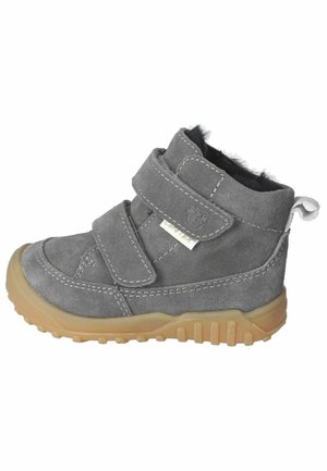 Graue Wildleder-Stiefelette mit zwei Klettverschlüssen, weicher Innenausstattung, robuster, tannfarbener Gummisohle und dekorativen Nähten entlang der Kanten.