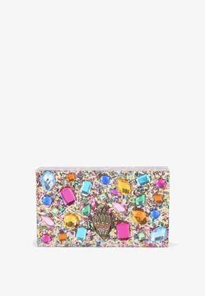 Rechthoekige clutch versierd met kleurrijke, edelsteenachtige strass-steentjes, metalen accenten en een glinsterende achtergrond in roze en gouden tinten.