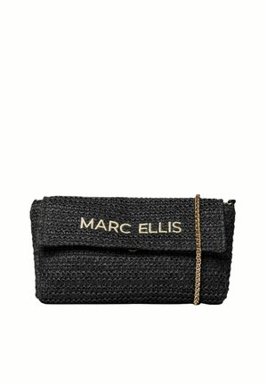 Pochette nera intrecciata con tracolla a catena dorata e logo "MARC ELLIS" in lettere dorate sulla patta frontale.