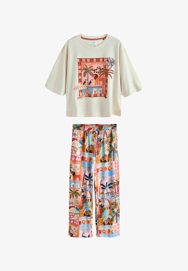 Kreemjas lühikeste varrukatega särk troopilise mustriga ning sobivad värvikad troopilise mustriga püksid elastse vöökohaga ja nööriga.