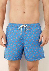 Bañadores azules con un patrón de sandías rosas y polos de colores. Cintura elástica con cordón ajustable para un ajuste personalizado.