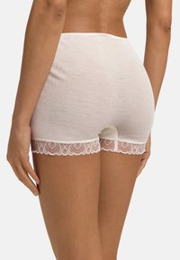 Boxer bianchi a coste con pizzo decorativo lungo l'orlo, caratterizzati da una texture morbida e da un design aderente. Il pizzo presenta un motivo floreale.