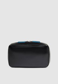 Beauty case rettangolare nero con design elegante, realizzato in pelle liscia. Presenta una doppia cerniera con cursori a contrasto di colore blu.