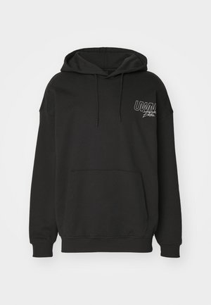 Czarna bluza z kapturem typu pullover z przednią kieszenią kangurka, kapturem ze ściągaczem oraz białym napisem "UMAN Edition" na lewej piersi.