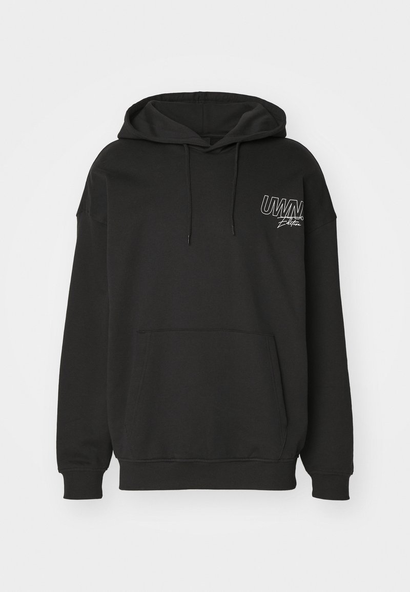 Sweat à capuche noir à enfilage avec poche kangourou à l'avant, capuche à cordon, et texte blanc « UMAN Edition » sur le côté gauche de la poitrine.