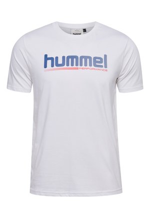 T-shirt bianca in cotone con un logo "hummel PERFORMANCE" a righe blu e rosse sul petto. Maniche corte e design a girocollo.