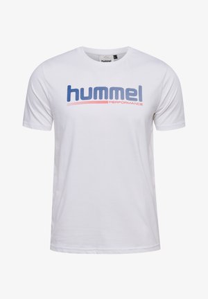 T-shirt bianca in cotone con un logo "hummel PERFORMANCE" a righe blu e rosse sul petto. Maniche corte e design a girocollo.