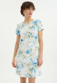 Kwiatowa sukienka z krótkimi rękawami, wykonana z lekkiej tkaniny. Wz�ór przedstawia niebieskie kwiaty i zielone liście na jasnym tle. Prosty design.