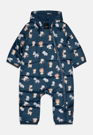 Granatowy ocieplany kombinezon niemowlęcy z kapturem i zamkiem, ozdobiony nadrukami lwów, żyraf, zebr, słoni i małp.