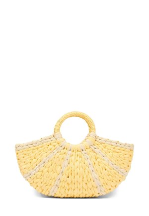 Żółta pleciona torba w kształcie półksiężyca, z okrągłą rączką i kontrastującymi beżowymi akcentami dla dodatkowego wykończenia.