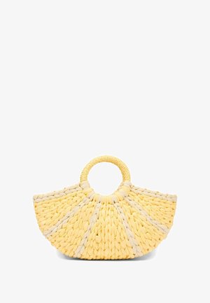 Geel geweven handtas in de vorm van een halve maan, met een ronde handgreep en contrasterende beige accenten voor extra detail.