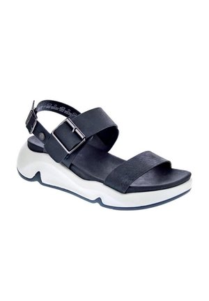Sandalia negra con dos correas anchas, hebilla ajustable y una suela blanca acolchada con un diseño curvado. Textura suave y detalles mínimos.