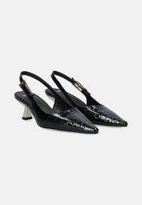 Tacones slingback de charol negro con punta afilada, textura embosada de cocodrilo y un tacón bajo tipo bloque con un acento plateado.