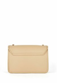 Beżowa skórzana torebka o gładkiej fakturze, prostokątnym kształcie i zapięciu na klapkę. Oferuje złote okucia i widoczne detale przeszyć.