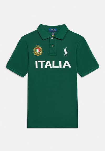 Πράσινο κοντομάνικο πόλο με το κείμενο "ITALIA", το οικόσημο της Ιταλίας στο αριστερό στήθος και λευκό λογότυπο παίκτη πόλο στο δεξί στήθος.