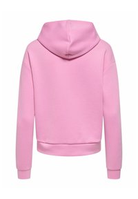 Sweat à capuche rose avec une taille ajustée, des manches longues et une capuche à cordon. Texture lisse et design simple et épuré. Aucune logo ou motif visible.