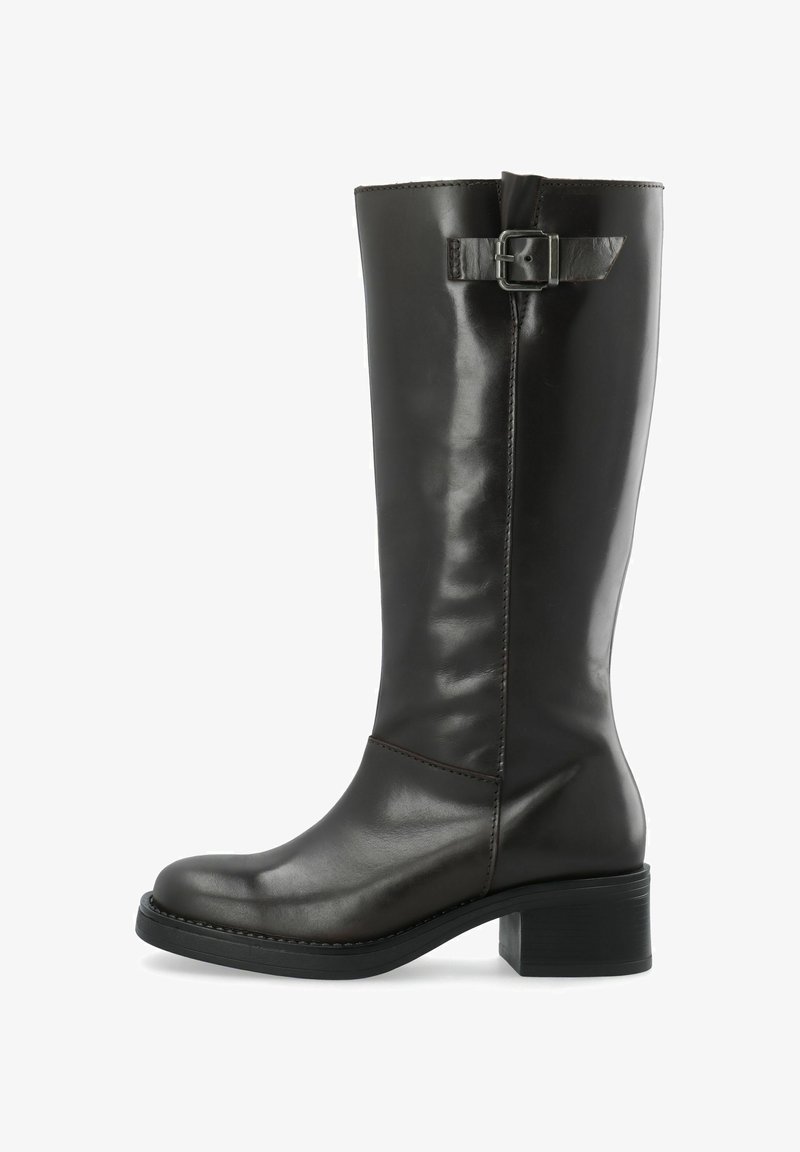 Botte en cuir noire mi-mollet avec un petit talon bloc et une sangle décorative à boucle près du dessus, vue de côté sur fond blanc.