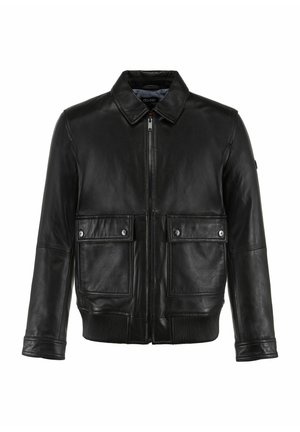 Czarna skórzana kurtka z kołnierzem, zapinana na zamek z przodu, z dwoma kieszeniami na piersi oraz ściągaczem na dole. Gładka faktura i minimalne akcenty z metalowych elementów.