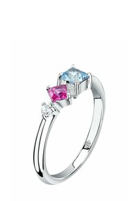 Silberring mit drei quadratischen Steinen: blau, pink und ein klarer Diamant, mit einem glatten, polierten Band und sicheren Krappenfassungen.