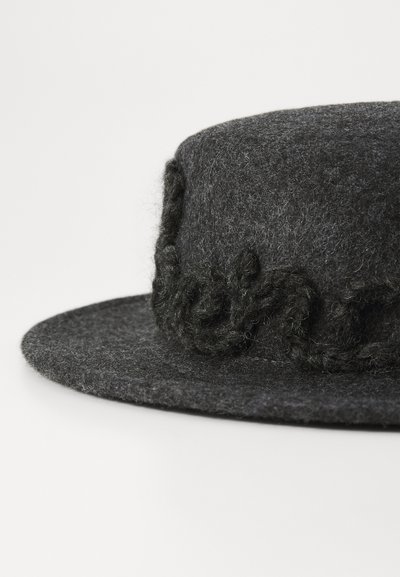Zwarte vilten hoed met een brede, platte rand. Kenmerkt zich door een getextureerde, donkere garenrand aan de basis, wat de ontwerpelementen versterkt.