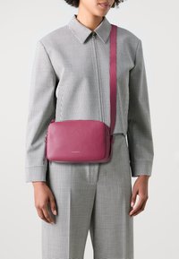 Coccinelle MALORY - Cross body bag - rosewood