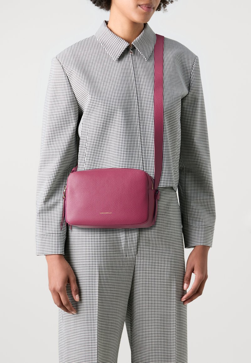 Coccinelle MALORY - Cross body bag - rosewood