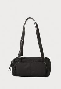 Μαύρη τσάντα από νάιλον με δομημένο σχήμα. Διαθέτει ρυθμιζόμενες δερμάτινες ιμάντες, μπροστινή τσέπη με φερμουάρ και διακριτικά υφασμάτινα στοιχεία.