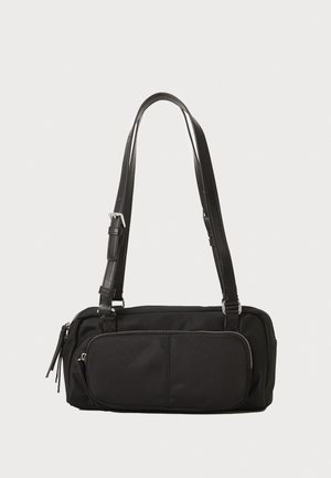 Fekete, nylonból készült táska, amelynek struktúrált formája van. Állítható bőr pántokkal, elülső cipzáras zsebbel és diszkrét texturált kiegészítőkkel rendelkezik.